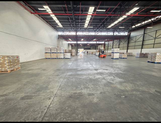 2,268M² WAREHOUSE TO LET IN ROBERTSHAM